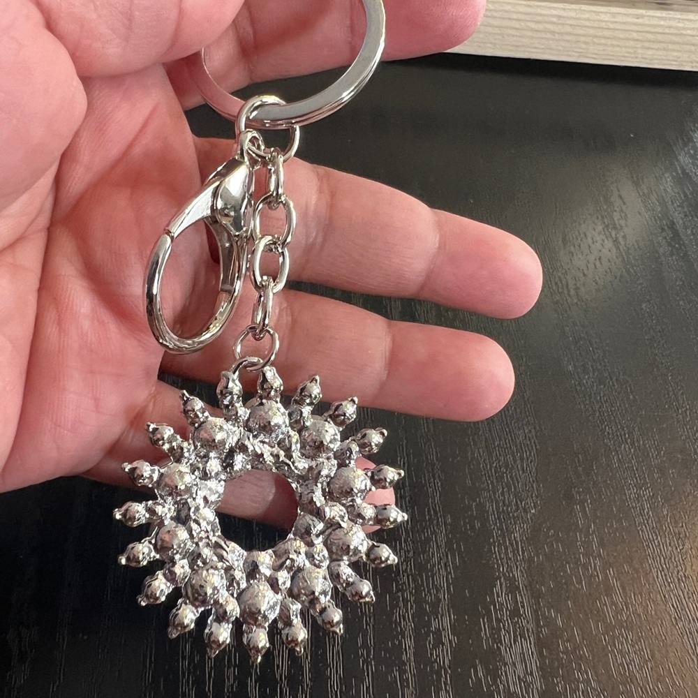 Silver faux pearl bag charm/keychain - Picture 4 of 4